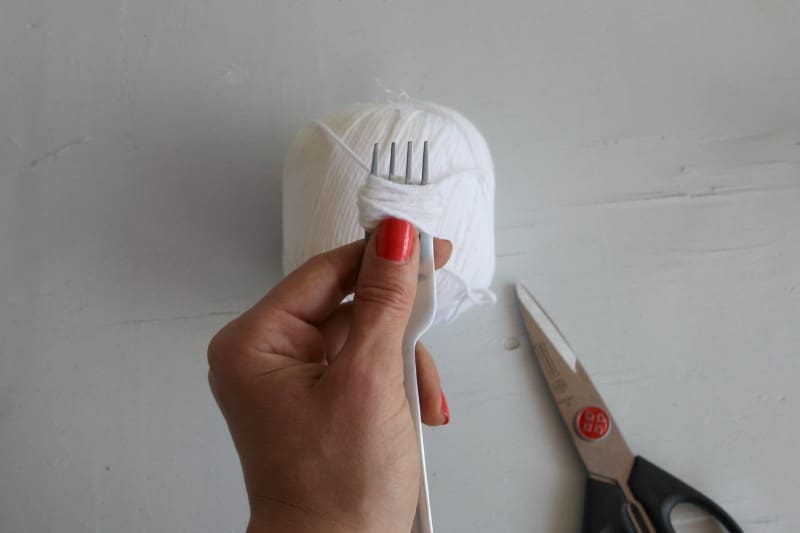 Mini pom pom tutorial step 1