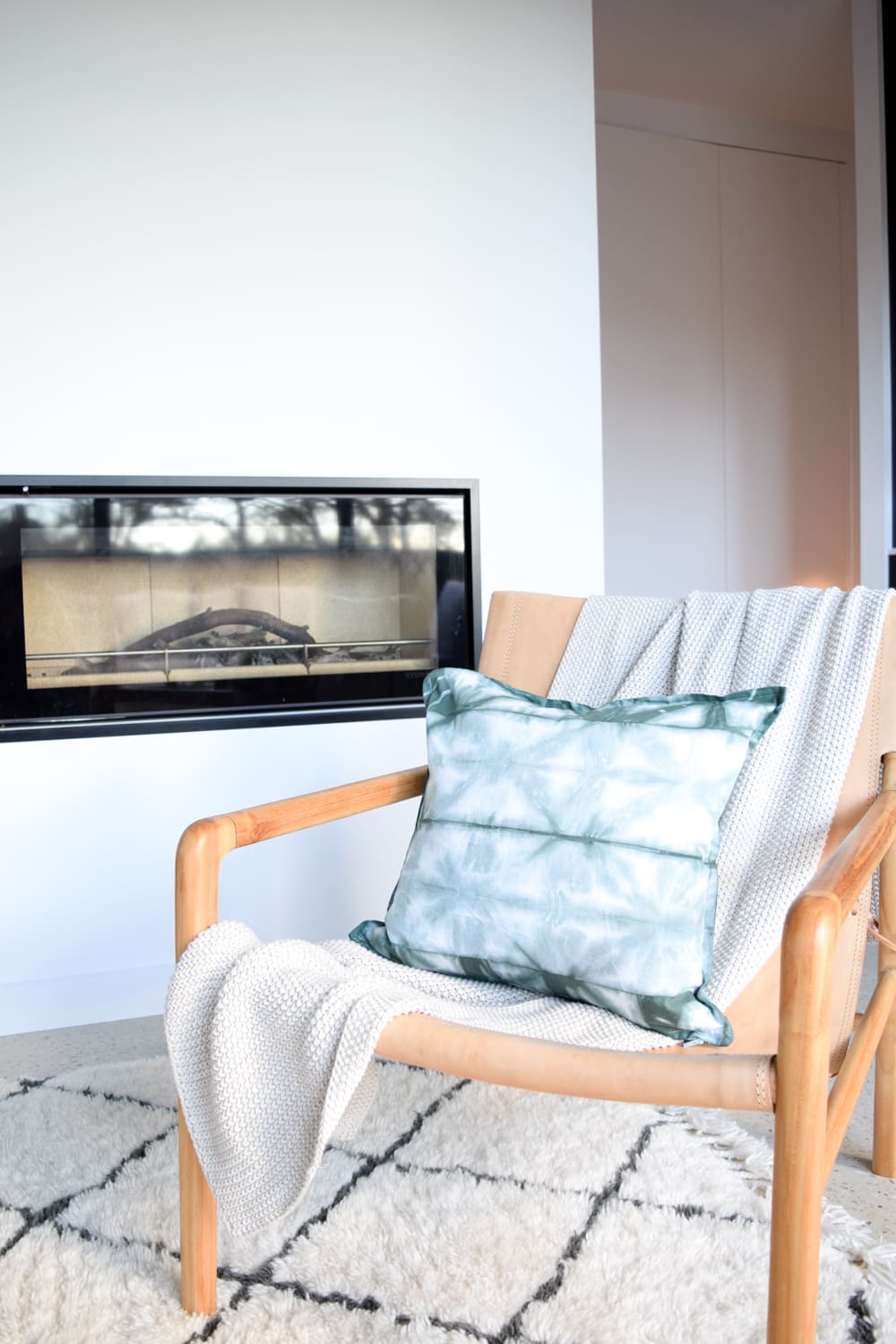 Triangle folds achieved this pattern Shibori cushion DIY