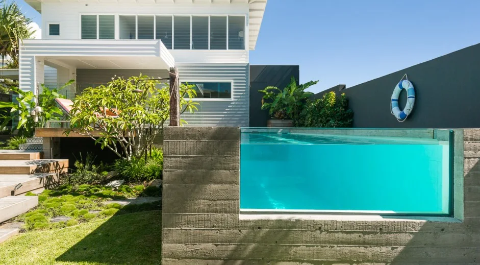 Pool with clear window edge