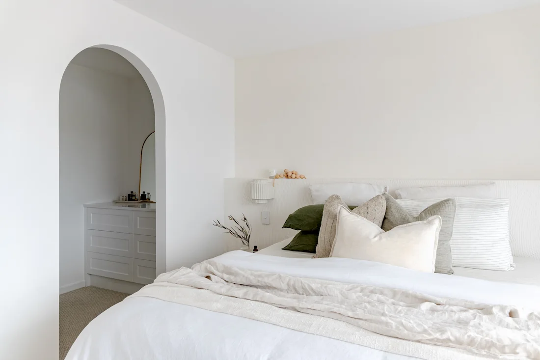 Mater bedroom with Otsumigaki plaster bedheaed