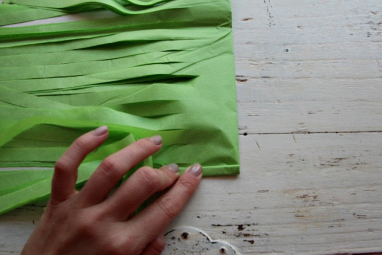 Tightly roll tissue paper
