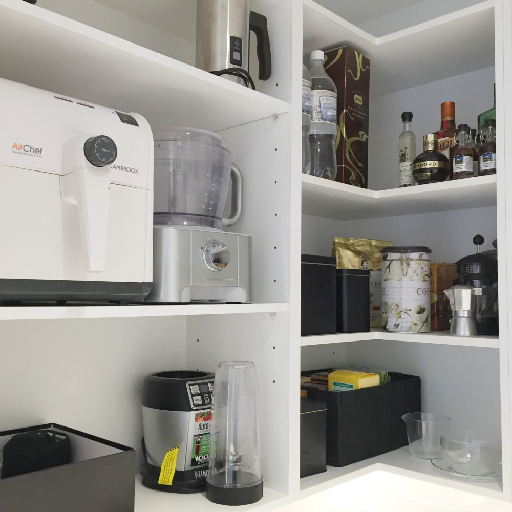 Appliances and drinks in Butler's pantry
