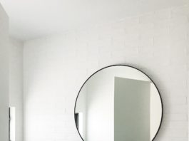 Round mirror in bathroom