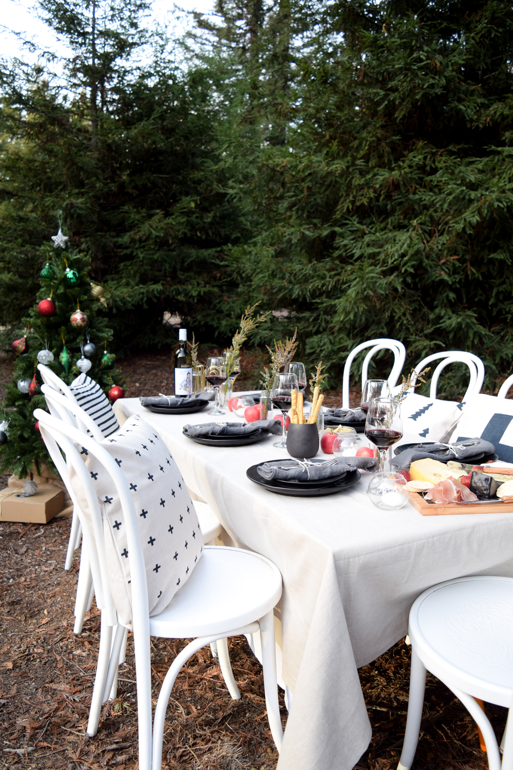 Christmas in July table setting - STYLE CURATOR