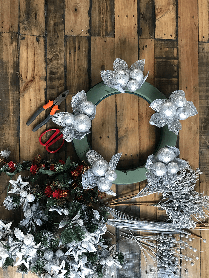 How to build a Christmas wreath