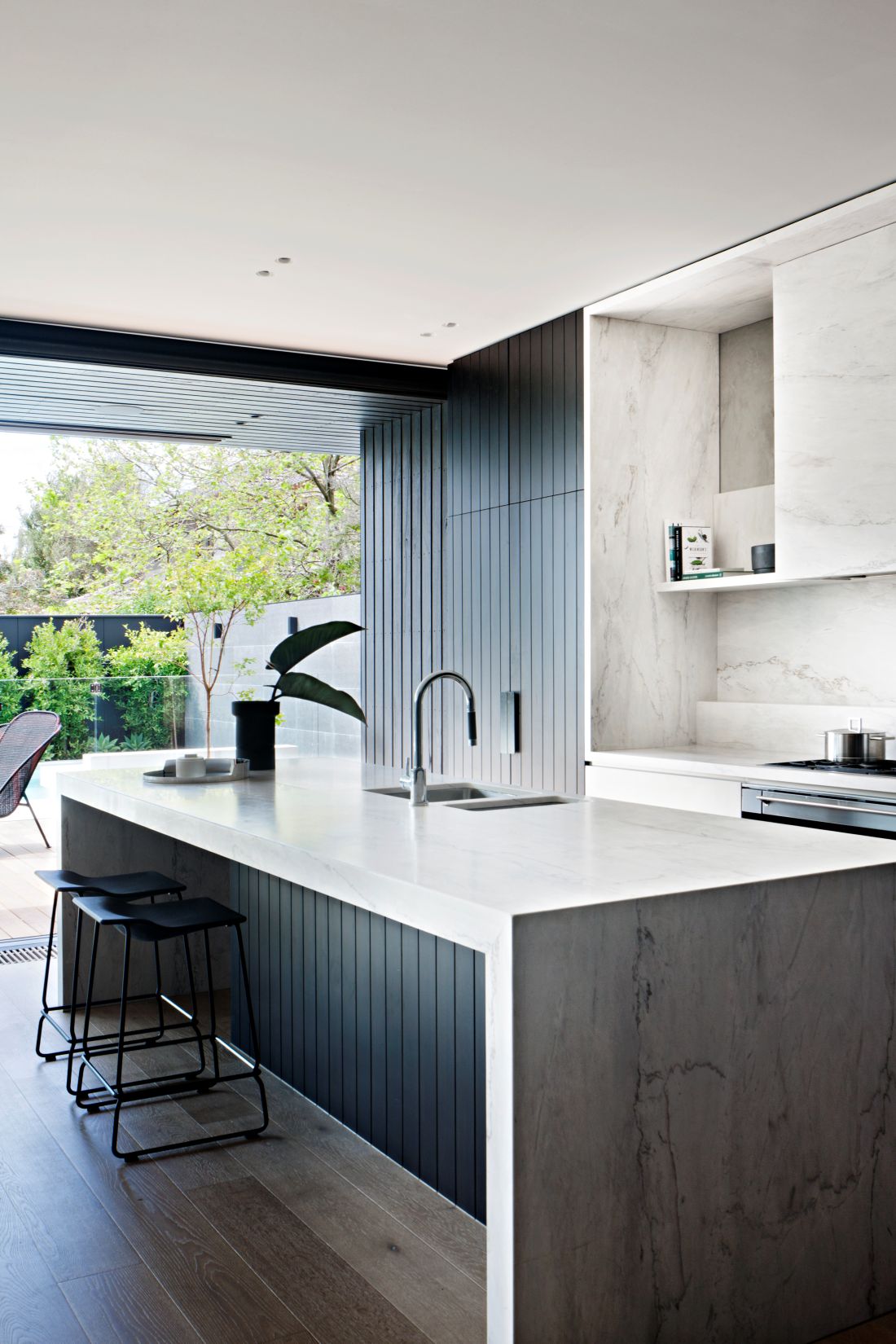 Stunning black and white kitchen