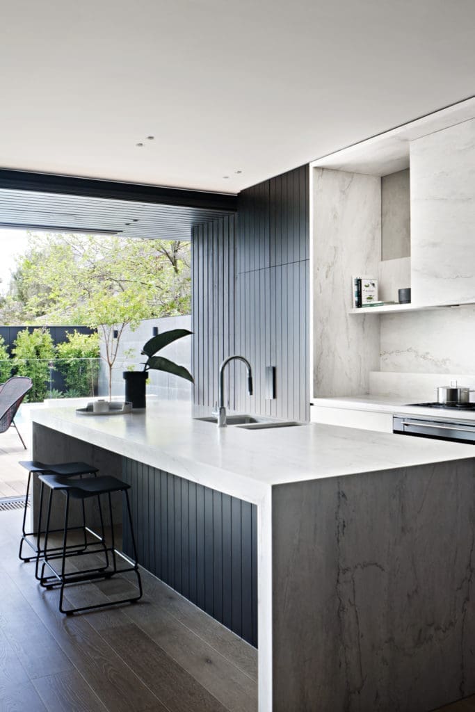 How to create a stunning black and white kitchen or ...