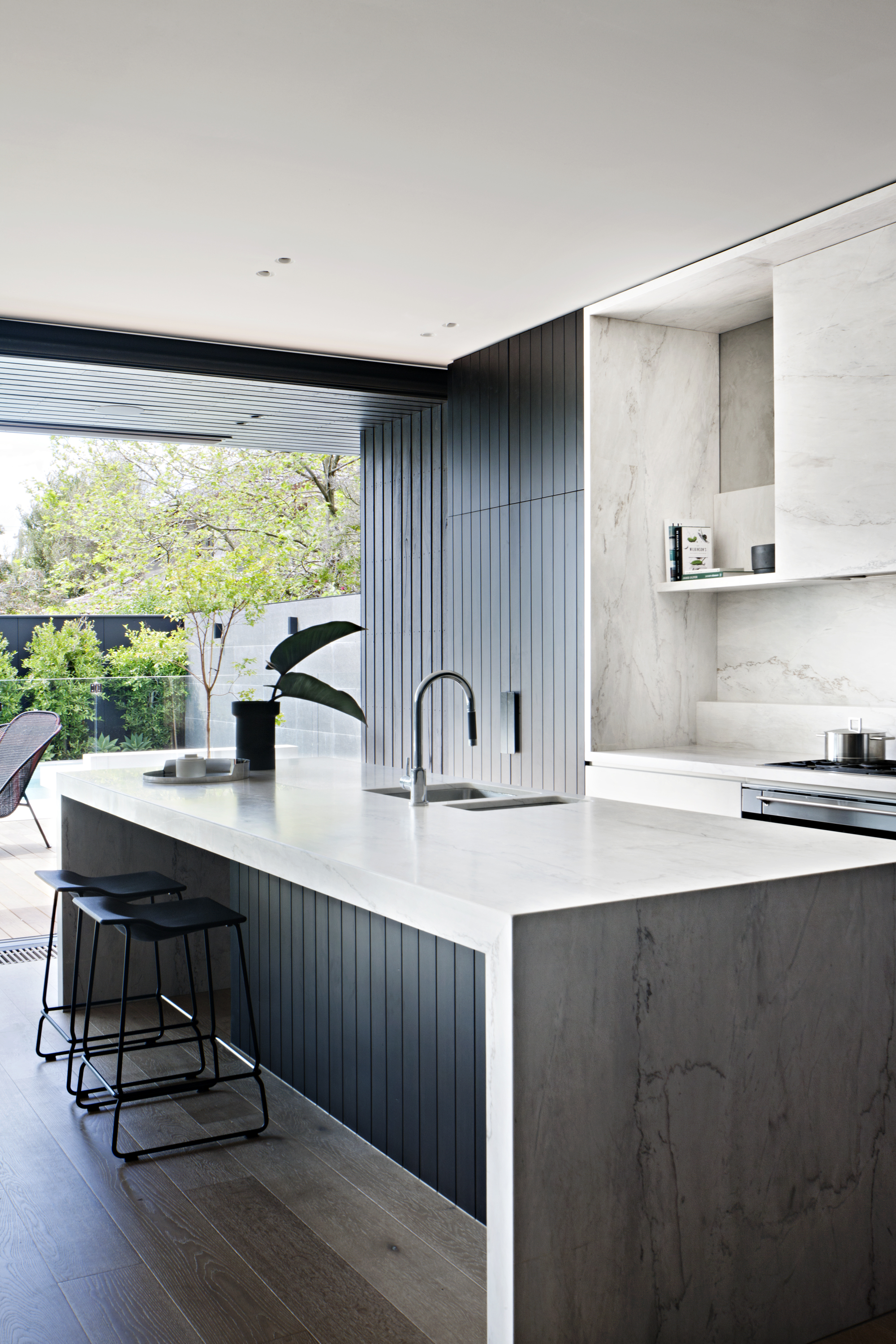 Stunning black and white kitchen