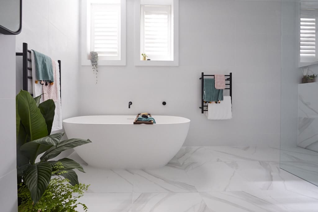 Free standing bath under window