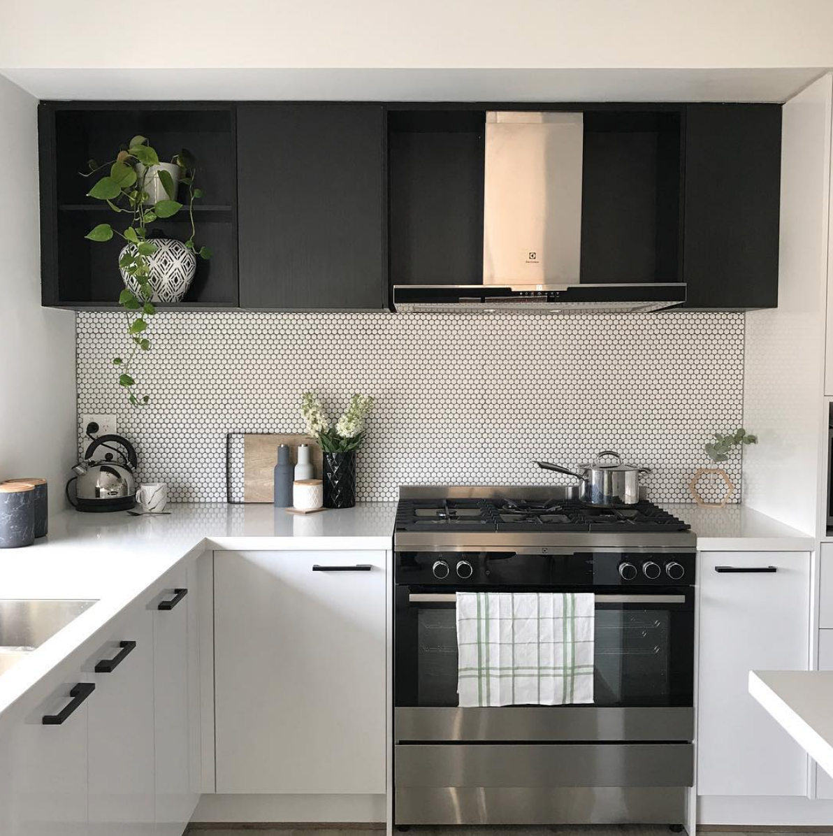 White penny round tile in kitchen