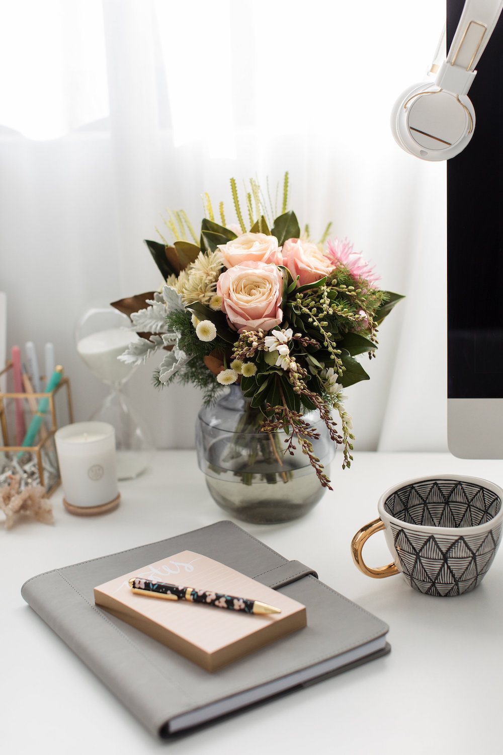 Fresh flowers easy ideas to create a stylish home office
