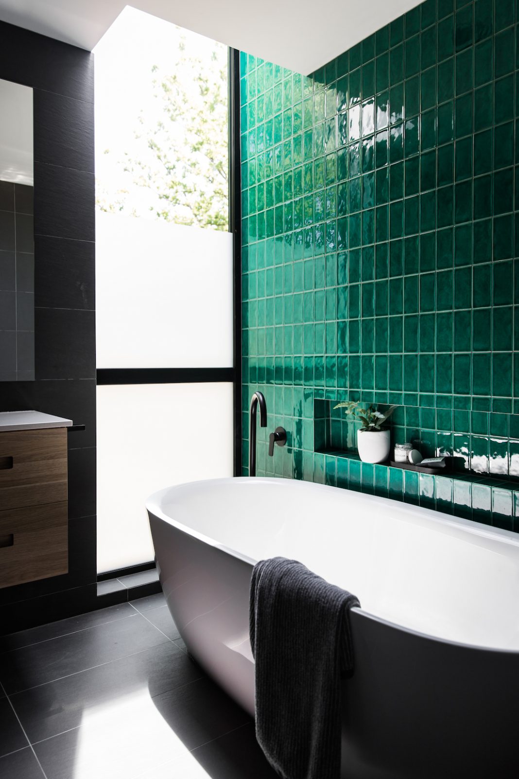 Green bathroom tiles: Inspiration gallery of 10 green tile shapes