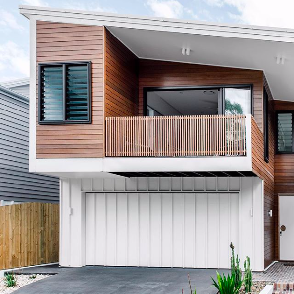 Современный австралийский дом с серой подъездной дорожкой