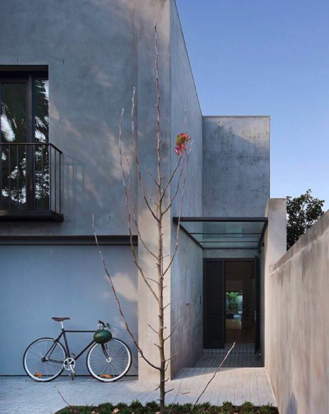 Cobblestone driveway on contemporary concrete house