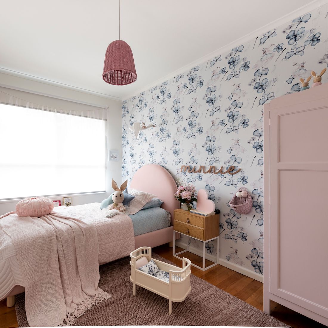 Minni pink and blue girl's room