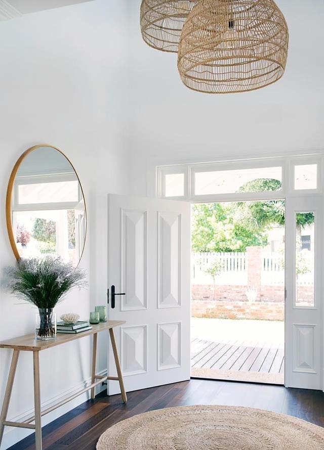 Coastal entrance with round rug and basket lights