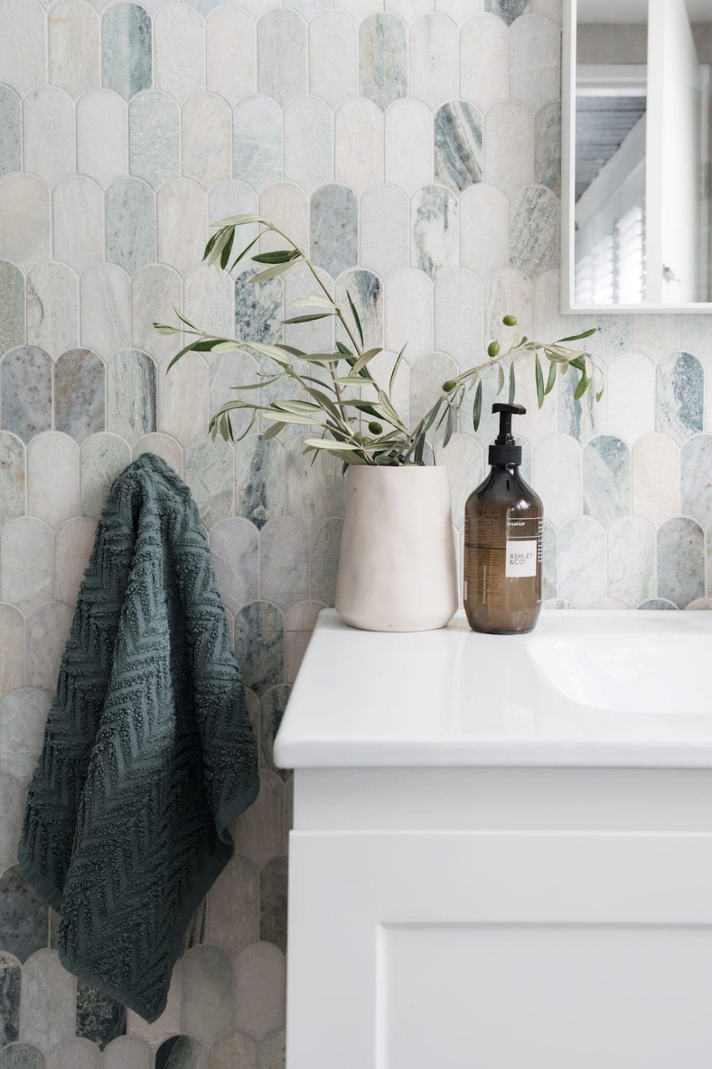 Green bathroom tiles: Inspiration gallery of 10 green tile shapes