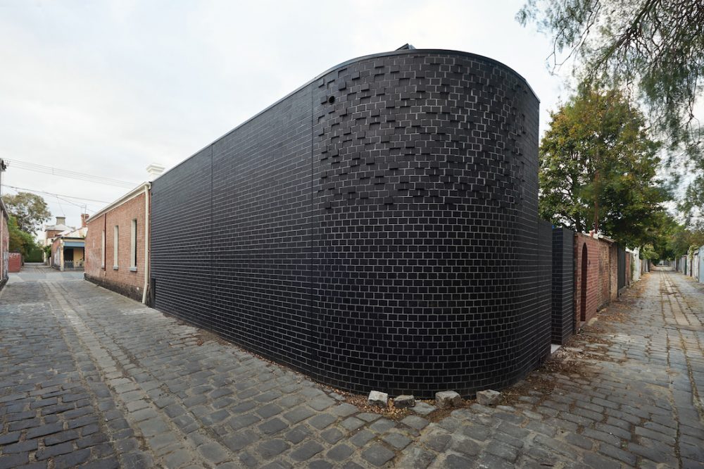 Turn House_Rebecca Naughtin Architect_home's curved facade