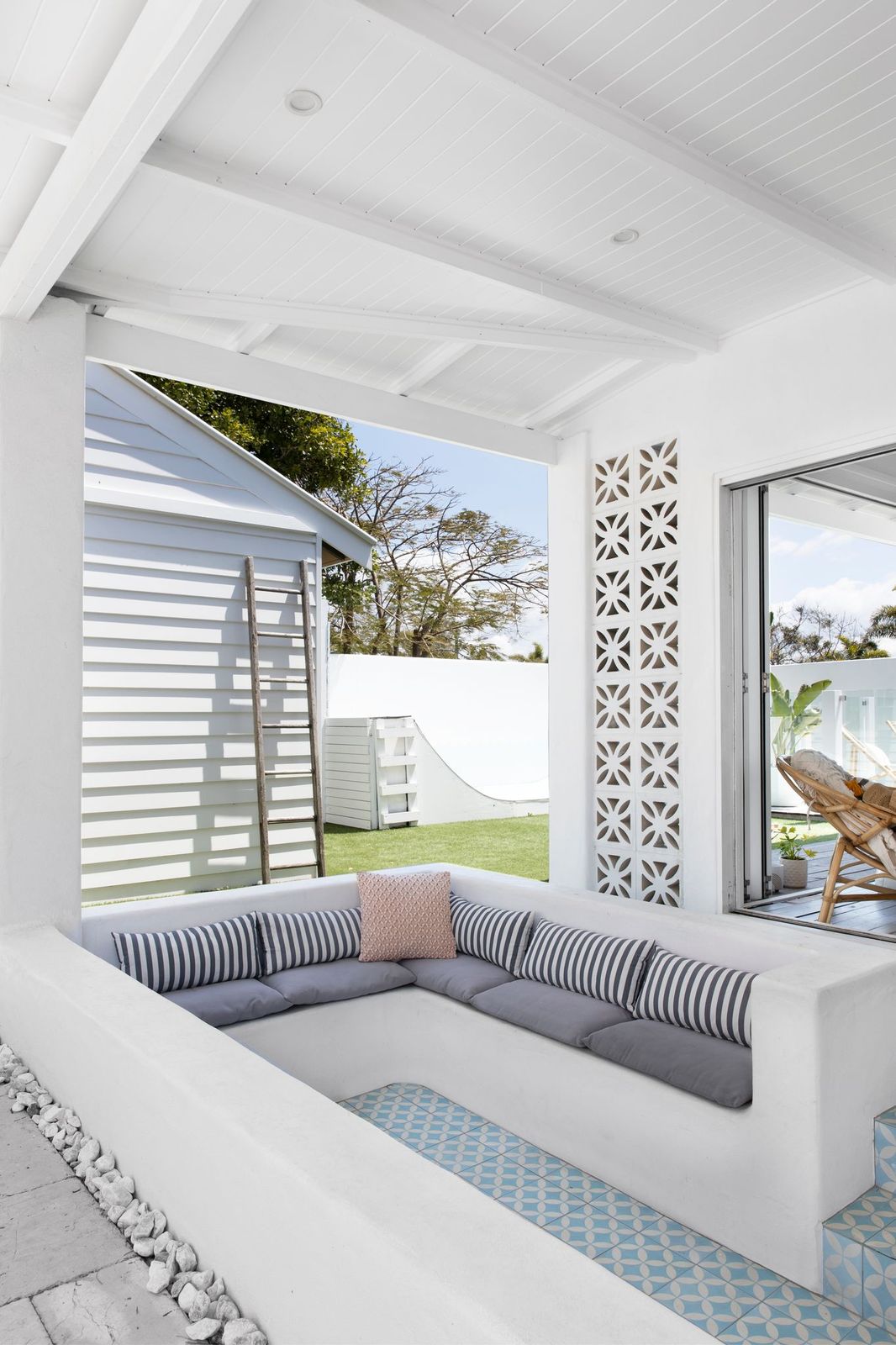 Bilinga Beach Abode_lounge to outdoor space