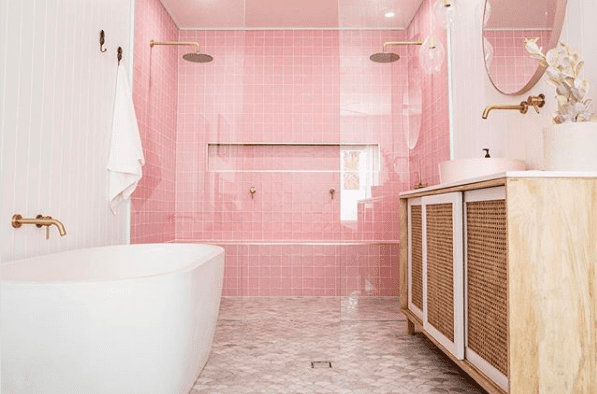 Bilinga Beach Abode_pink bathroom with bath