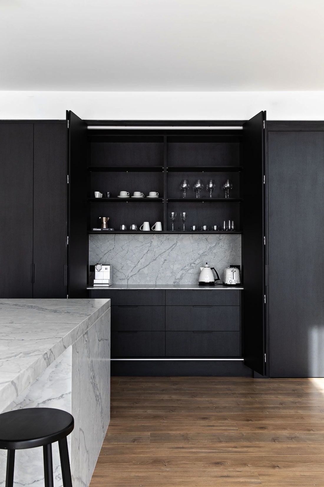 How to keep kitchen tidy in black kitchen