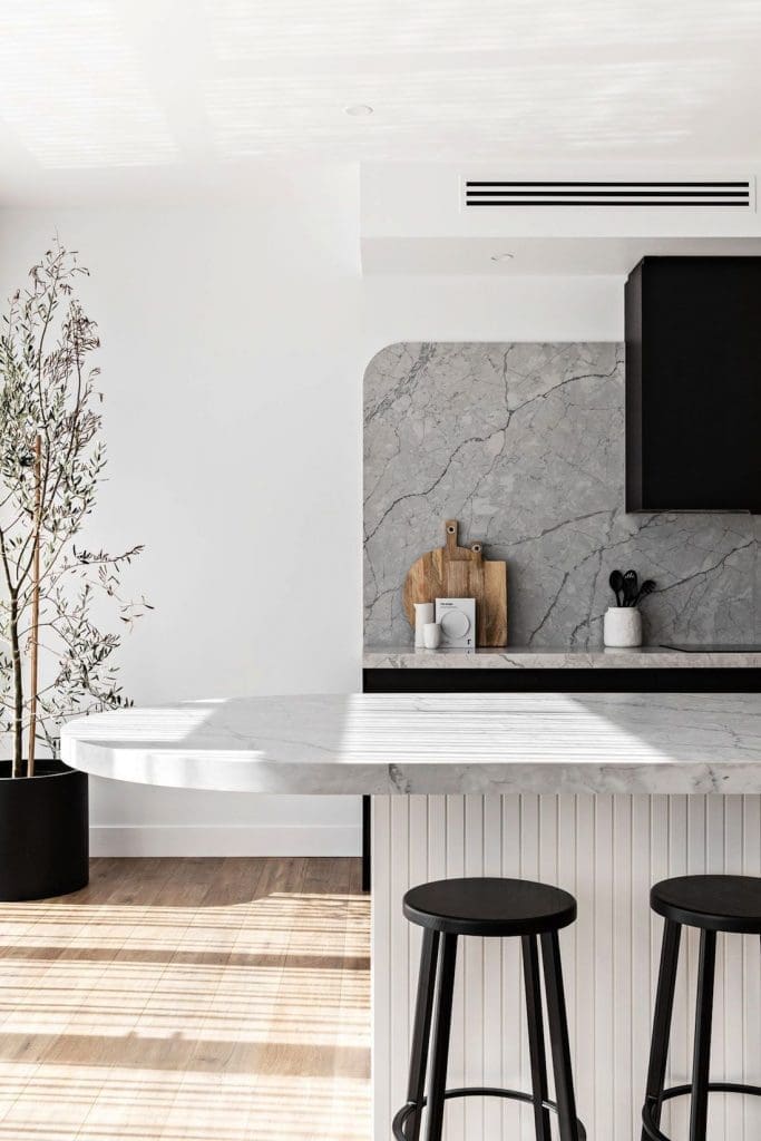 Curved island bench