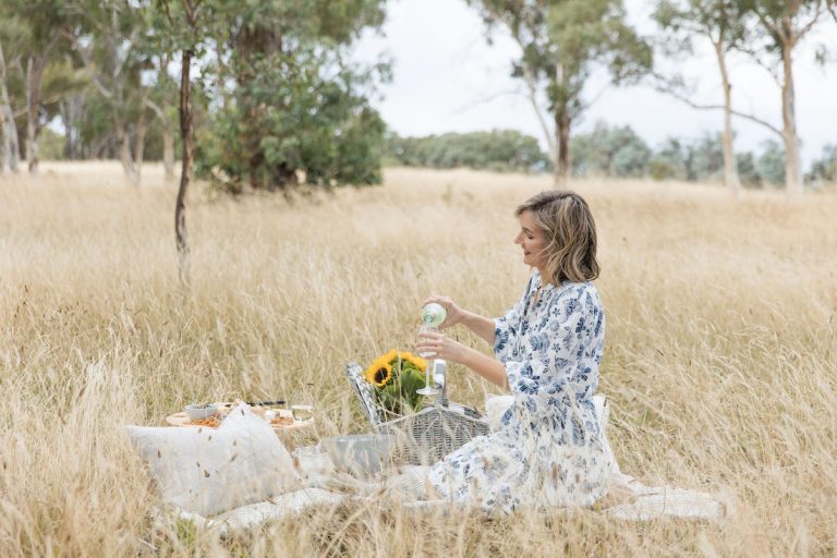 How to pack the perfect picnic: Create a luxe picnic (bonus free checklist!)