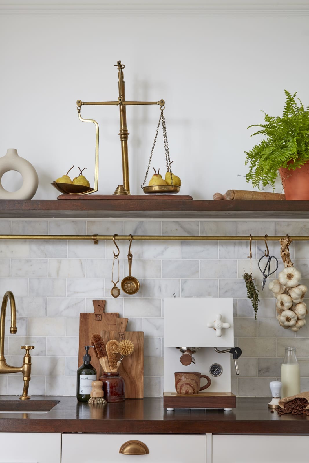 Belle Vue Georgian apartment kitchen shelf styling