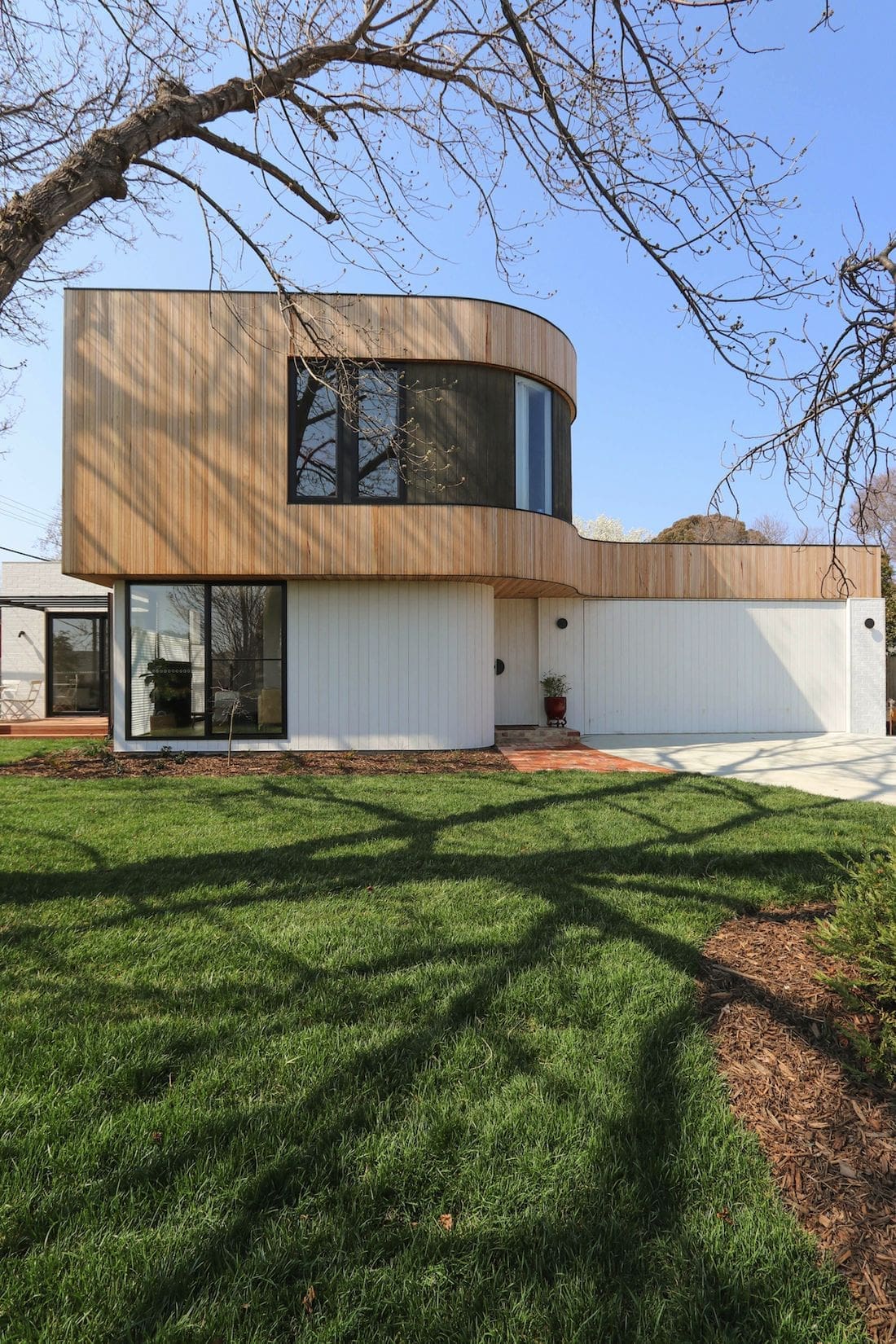 Ribbon House showing front yard