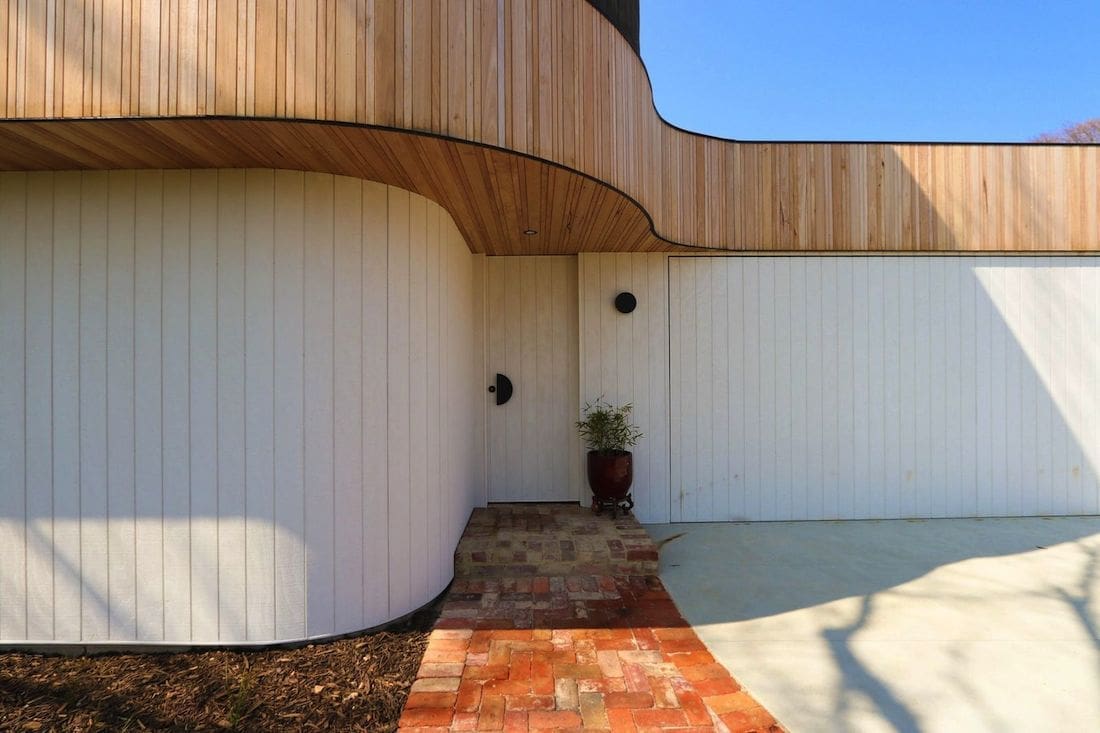 Entry and garage of Ribbon House