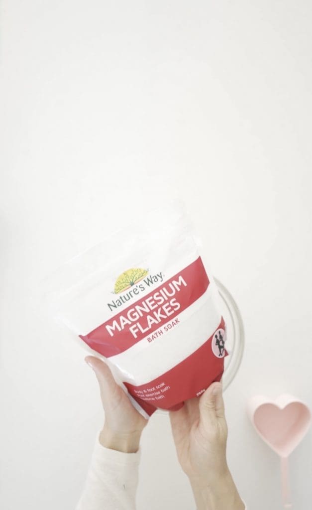 Combine magnesium flakes