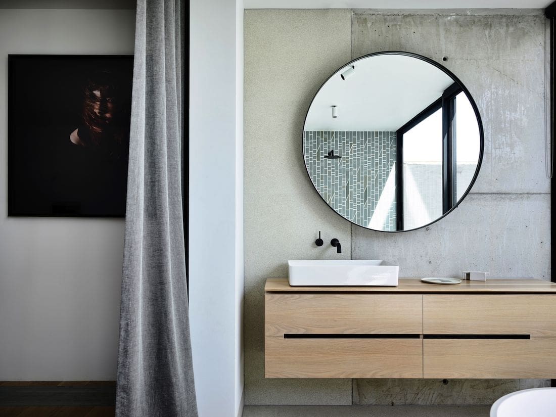 Round mirror in ensuite bathroom