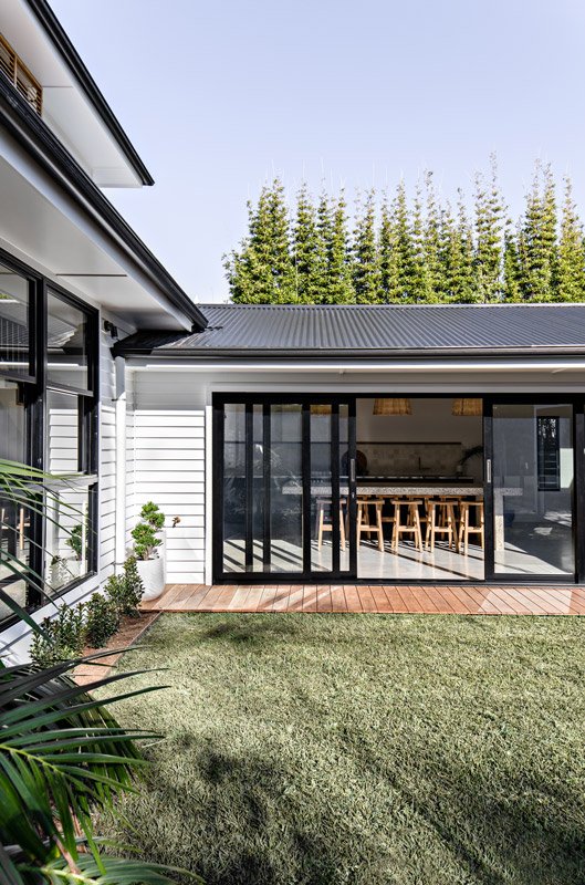 Stackable doors to outdoor living space