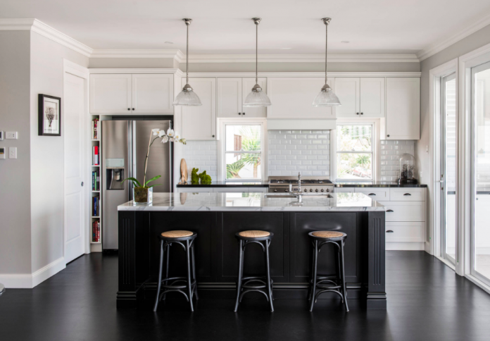 Hamptons Kitchen AT Cabinet Makers Via Houzz 696x484 