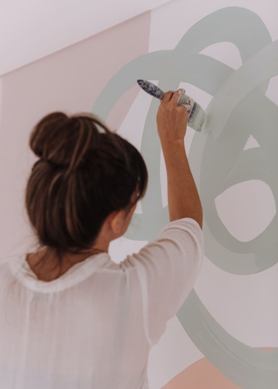 Kiasmin painting a mural