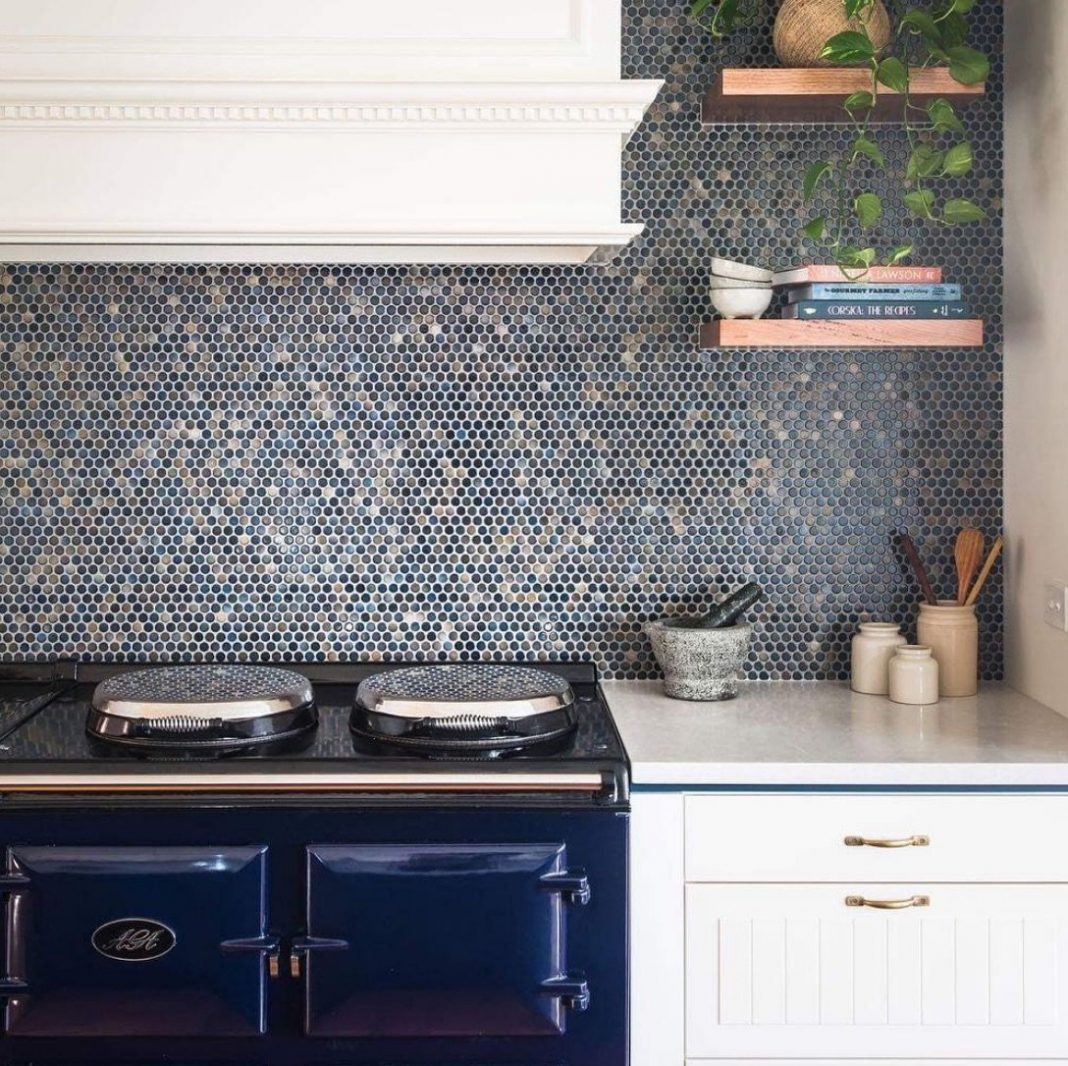 Blue kitchen splashback tiles: Get inspired to embrace a blue back splash!