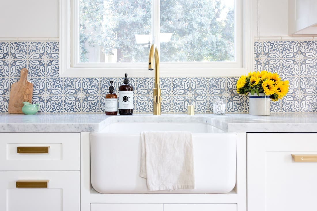 Butler's sink with blue tile