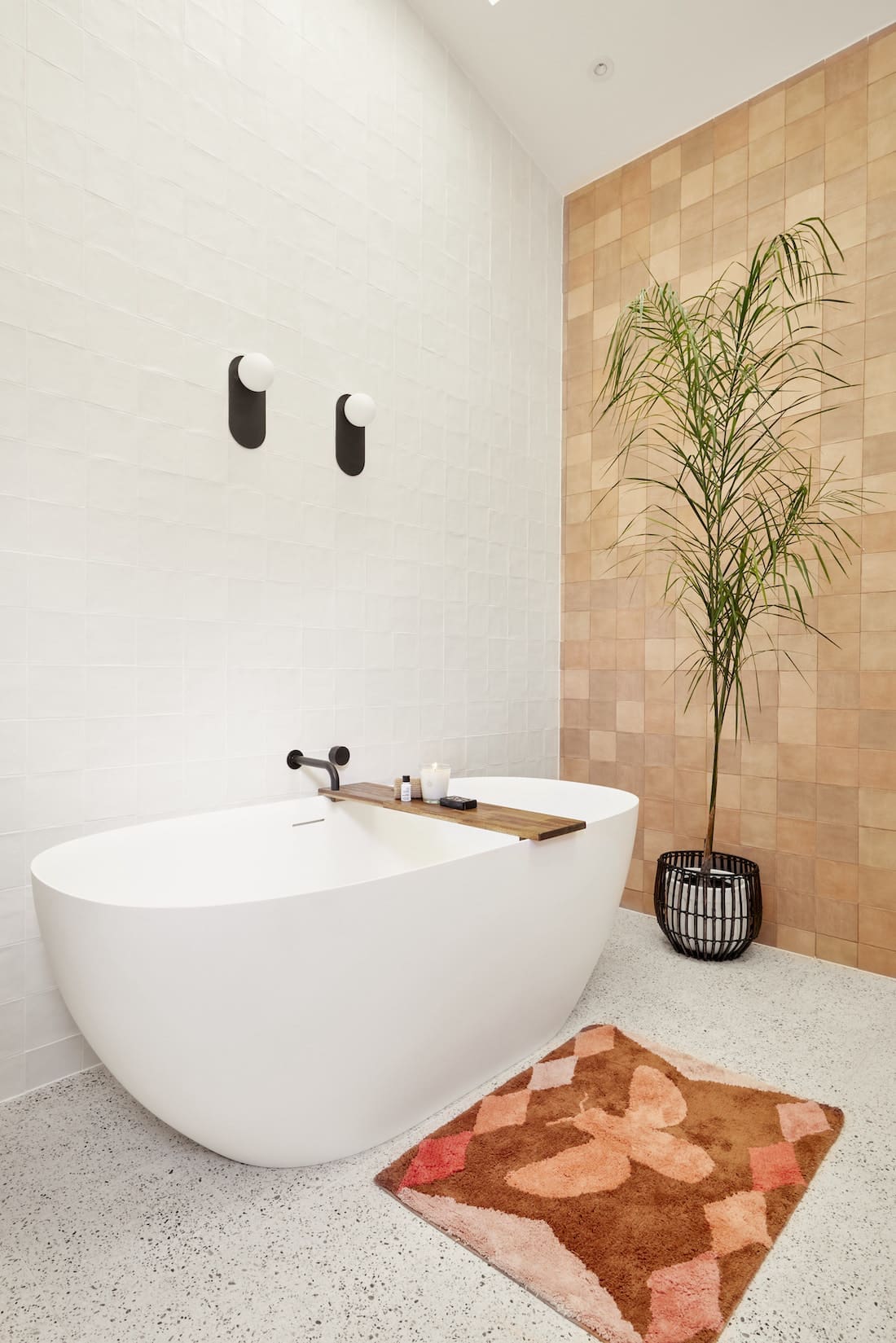 Curved freestanding bath with mosaic feature wall