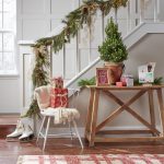 Entryway_BHG_Decorating your entry for Christmas