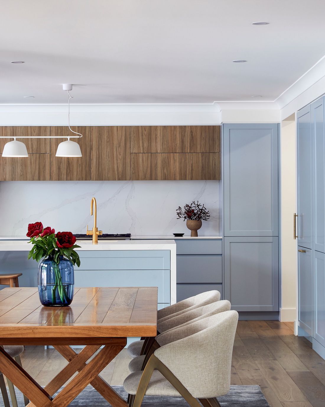 Hamptons kitchen with blue and timber mixed cabinetry