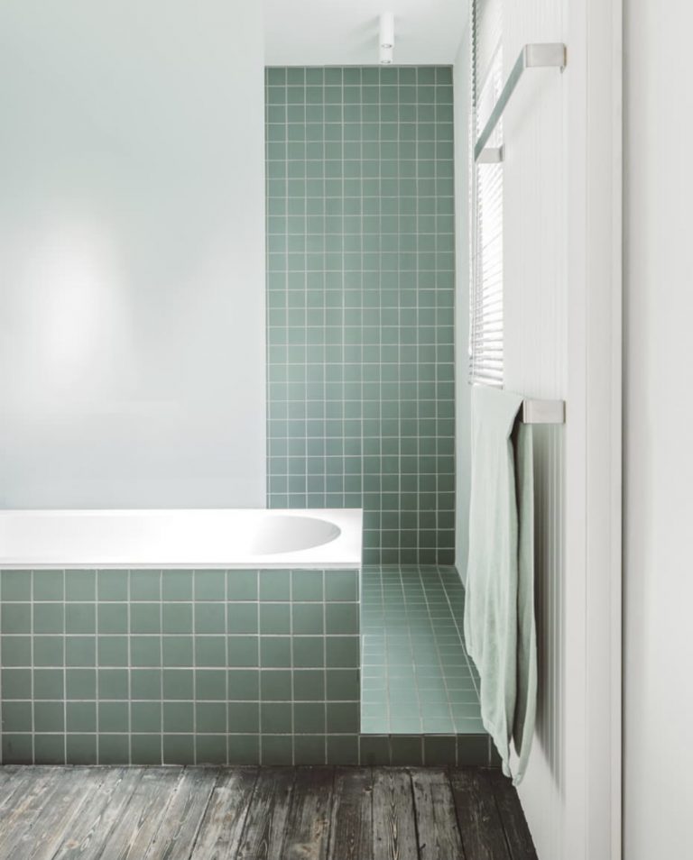 Green bathroom tiles: Inspiration gallery of 10 green tile shapes