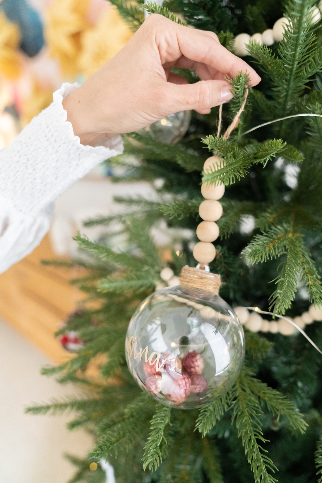 DIY Christmas hacks_hanging ornaments