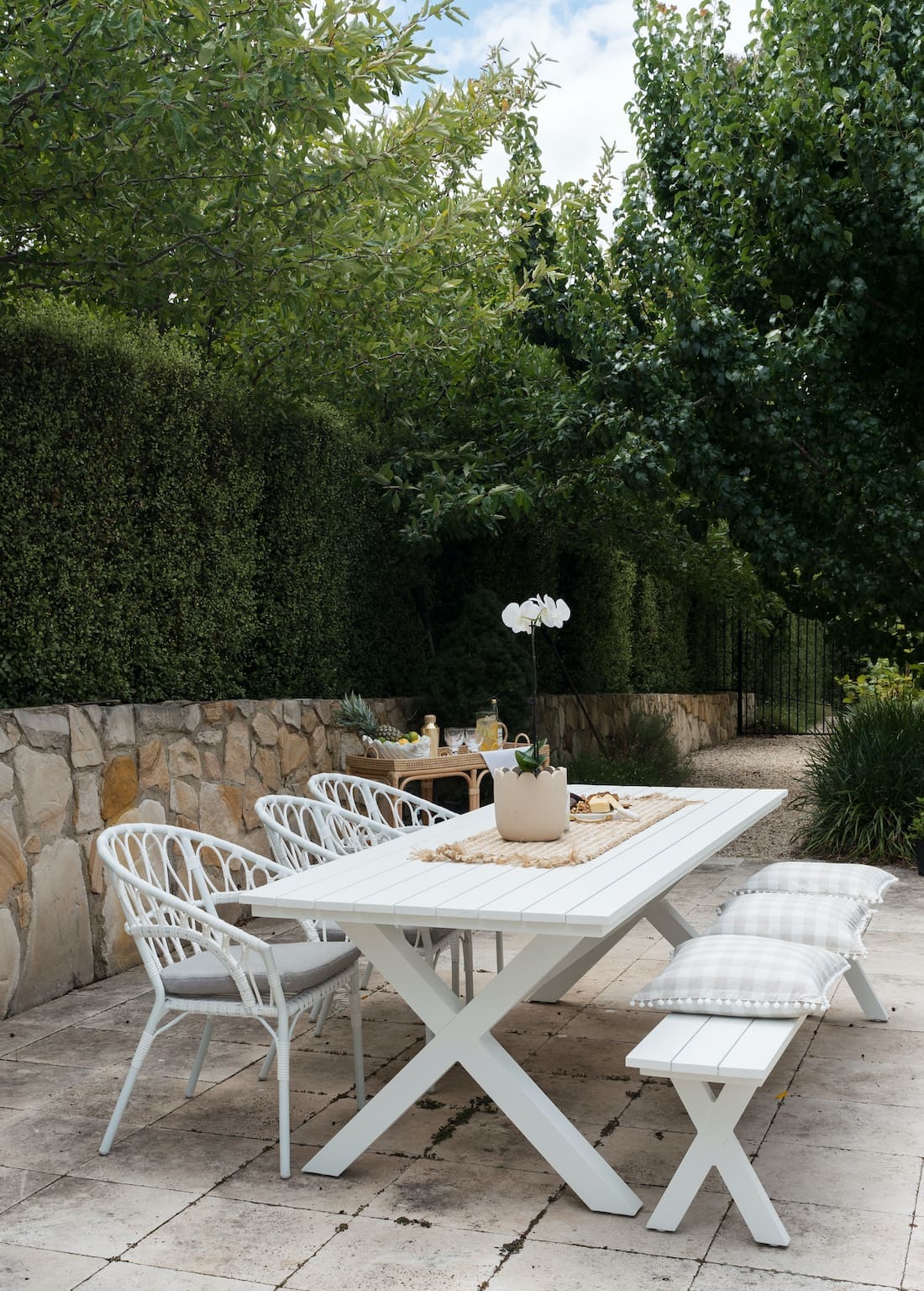 hamptons outdoor dining setting