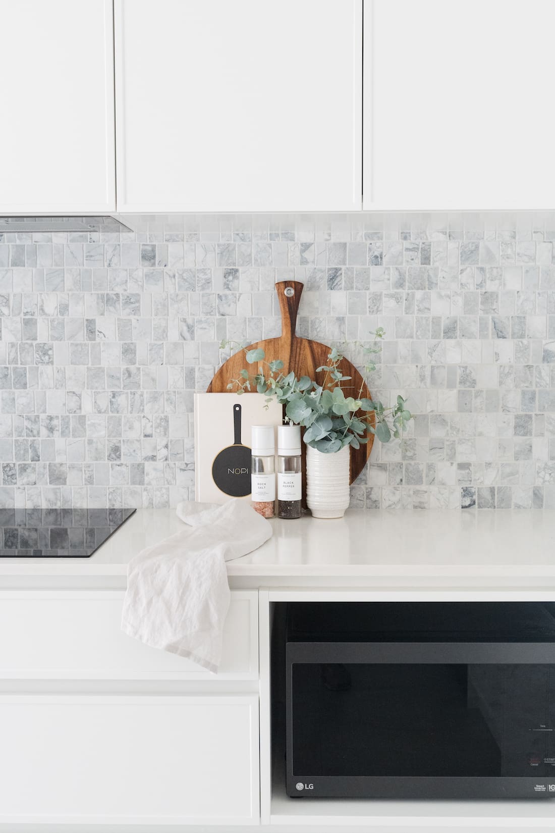 splashback ideas white kitchen        
        <figure class=