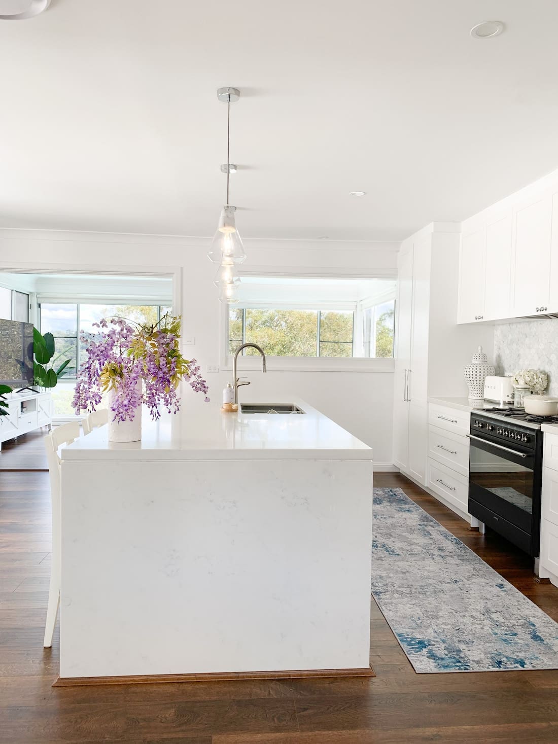 White kitchen bench