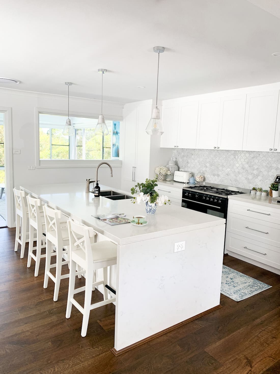 Hamptons inspired kitchen makeover _ white kitchen bench