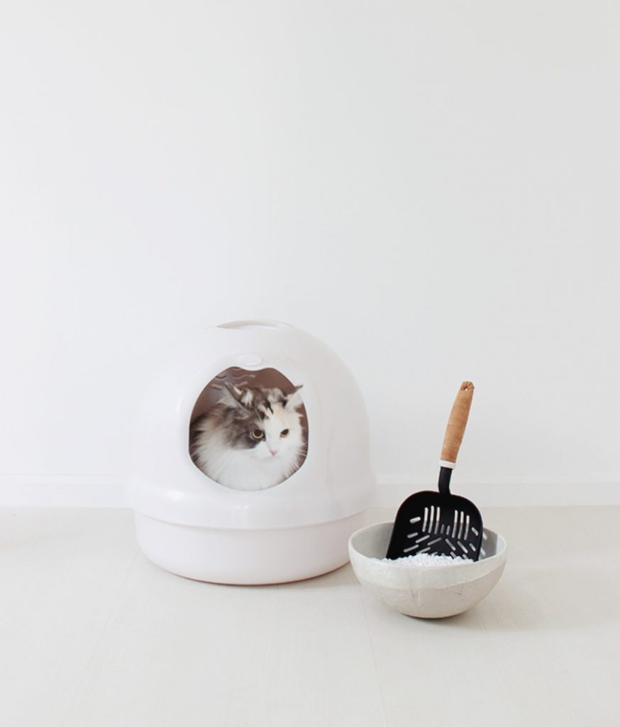Cat litter scoop with leather handle