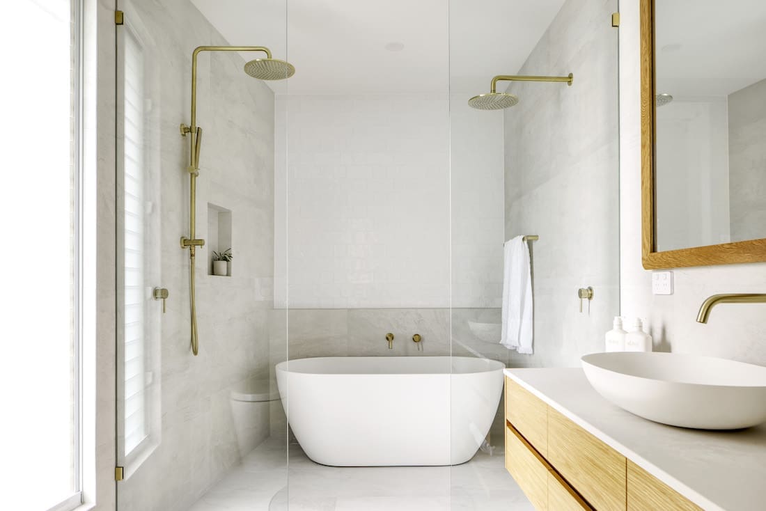 Freestanding bath i white and grey bathroom at Tawarri house