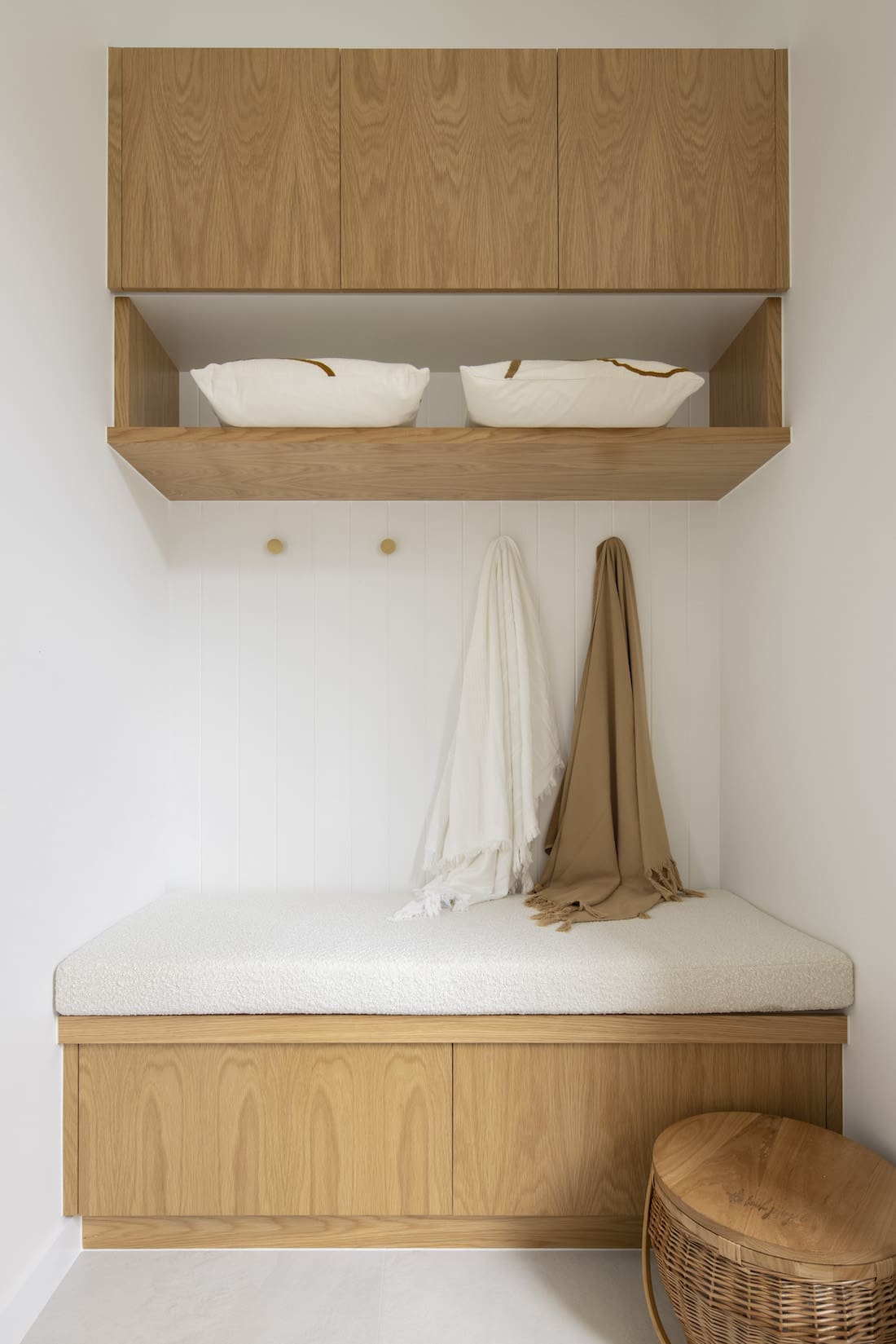 Mudroom seating space at Tawarri house