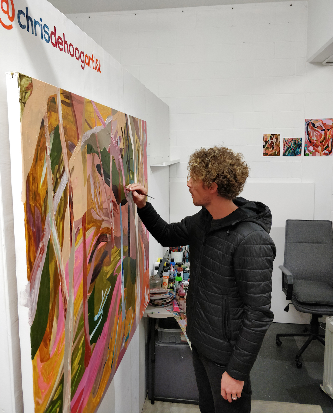Chris de Hoog painting in his studio